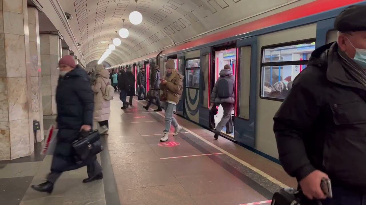 Электропоезд 81-765/766/767 «Москва» на станции «Охотный Ряд» смотреть онлайн