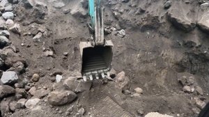 Строительство, экскаватор копает песок