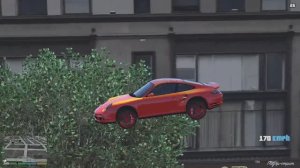 Porsche 911 Turbo S vs Ferrari California T поогонялся на мощный спорт карах по городу в GTA 5,