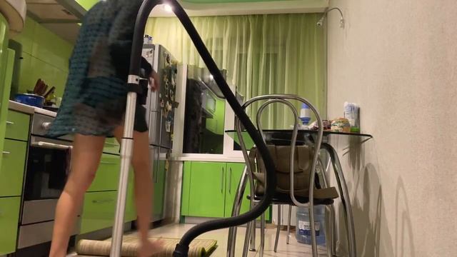 Fit girl Tina cleaning in the kitchen again смотреть онлайн