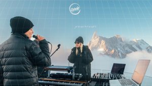 Диджей на вершине Альп.
Eli & Fur live for Cercle from Courmayeur, Skyway Monte Bianco, Italy