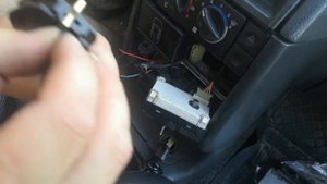 Замена штатного прикуривателя ВАЗ 21103 из Китая за 105 рублей.