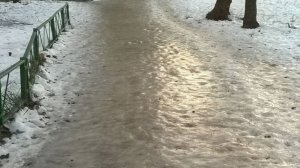 Опасная гололедица парализовала Москву. Дороги, переходы и железнодорожные пути покрылись льдом
