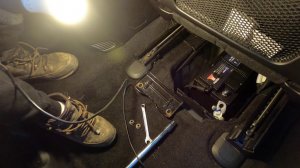 Replace battery in Jeep Grand Cherokee wk2