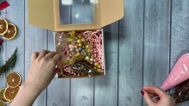 Упаковка подарка на новый год в коробку с окошком | Подарочные наборы
