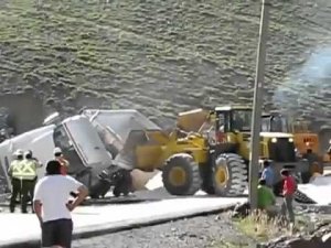 грузовик поставили на колёса и он начал давить людей!!!