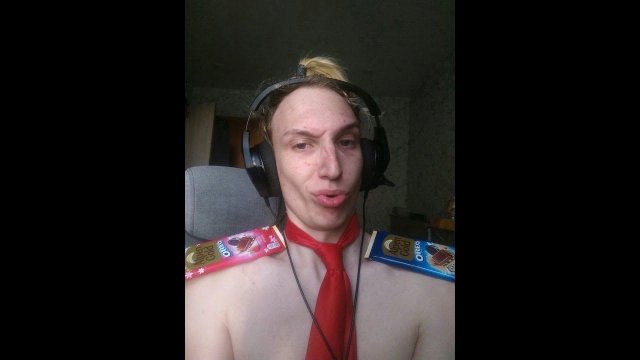 благодарный стример кланяется в камеру