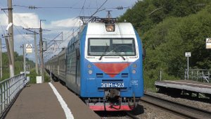 Электровоз ЭП1М-423 с пассажирским поездом