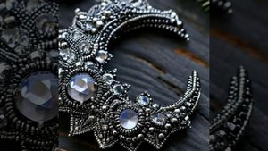 Монохромные броши из бисера к Новому году