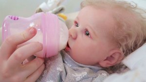 Утро реборна Саши/ pretend play with reborn/кормим молочком зырики тв