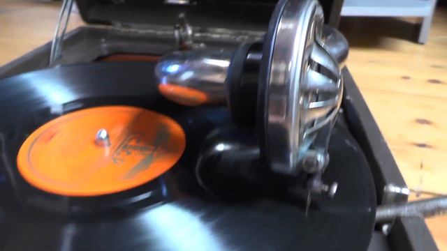 Патефон завода Молот смотреть онлайн