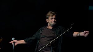 Александр Домогаров трогательно исполняет песню Игоря Талькова «Сцена»