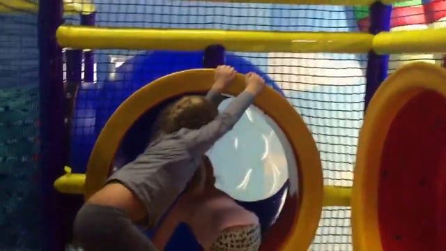 ИГРАЕМ в детском лабиринте Have fun in kid's play yard Канал для детей Kids tv Саша Калинка