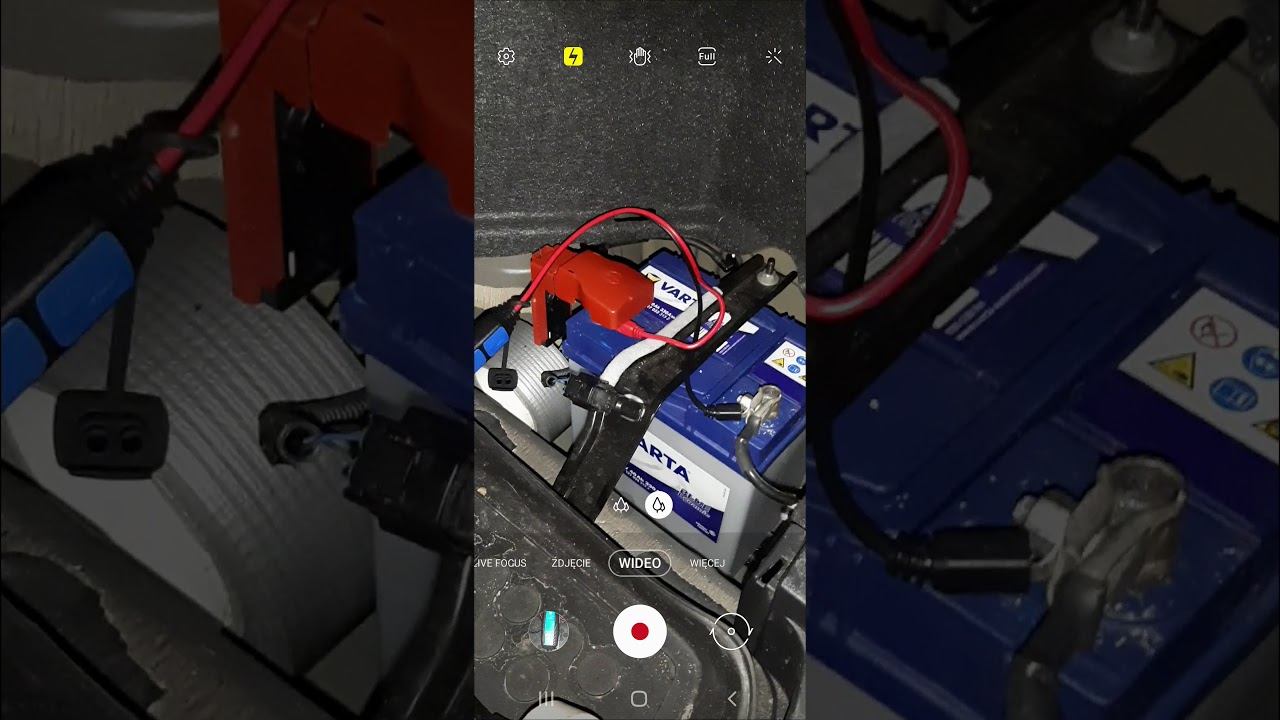 Victron Blue Smart Charger 5A i rozładowany akumulator Varta 40ah w Toyota Auris Hybrid смотреть онлайн