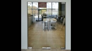 Стеклянные распашные двери