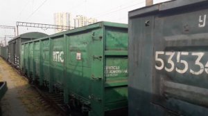 Вид из окна тепловоза  ЧМЭ-3. Вагоны с техникой ст.Дарница 13 путь.