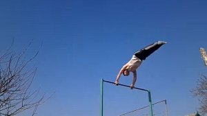 ЛУНА на перекладине с отмаха ноги в стойку.