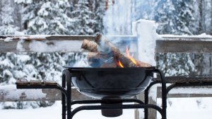Морозное зимнее утро на даче, жарим шашлыки, коптим мясо и рыбу на косте, топим баньку