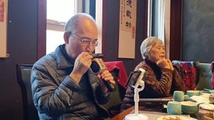 Китаец играет на Гармонике китайские песни