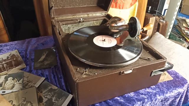 Как работает Коломенский довоенный Патефон, послушаем. смотреть онлайн