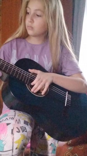 играю на гитаре