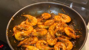 Королевские креветки жареные с чесноком в соевом соусе/ King prawns fried with garlic in soy sauce