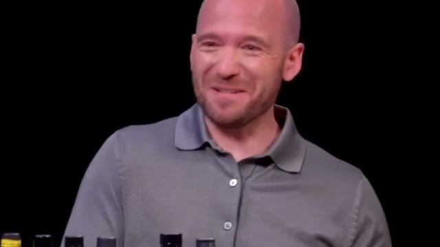 Millie Bobby Brown Vs Jenna Ortega tasting Hot and spicy wings #milliebobbybrown #jennaortega смотреть онлайн