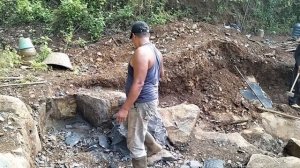 Строительство, шахтёры в ручную раскалывают камни