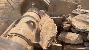 Строительство, дробление щебёнки