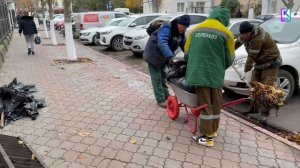 Десант из коммунальщиков и зеленхозовцев трудится в центре Керчи