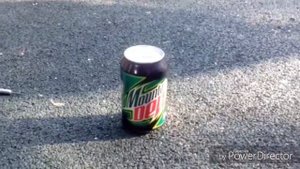 Кидаем дротики в банки с газированной водой.