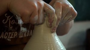 Делаем бутылку с узким горлышком из глины