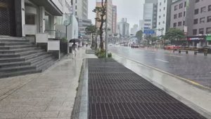 Ливень возле станции Чунмуро, Сеул Пильдон. Сильный дождь. Звук дождя. Прогулка под дождем в Сеуле.