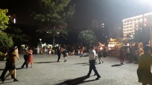 Вечерние танцы на площади в г. Санья, о. Хайнань, Китай