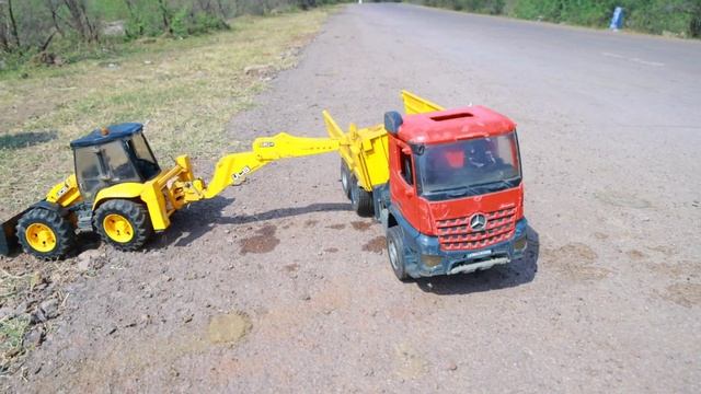 Дружные тракторы вытаскивают грузовик из воды смотреть онлайн