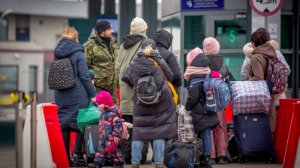 Десятки тысяч украинцев возвращаются на новые российские территории, покинув Украину из-за конфликта