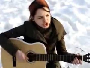 Девушка классно поет под гитару!!!!!