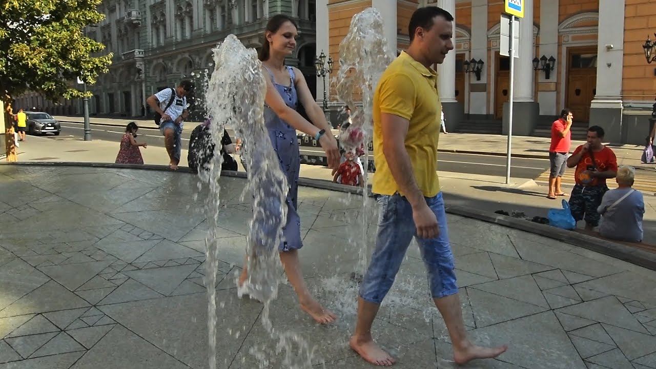Moscow, Birzhevaya Square.Girls and wet walking-1!/Москва,Биржевая пл.Девушки и мокрые бродилки-1!