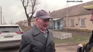 "Все наши родные люди". Как встречают чеченцев в селе Пивничное( Украина ) при раздачи гум помощи.