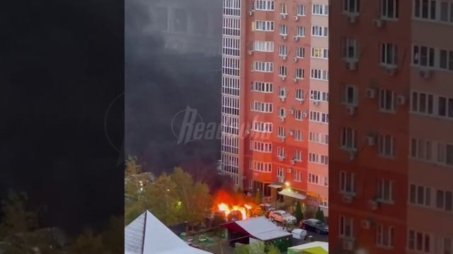 В Краснодаре пьяный водила влетел во двор, авто перевернулось, вспыхнуло и задело еще 4 машины