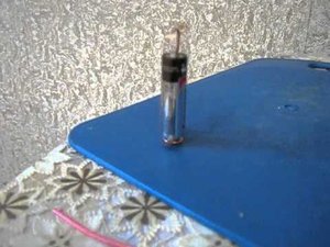 Как электродвигатель из батарейки