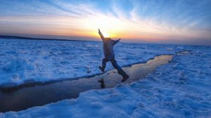 ОПАСНЫЙ ЛЕД | ПРИШЛОСЬ ПРЫГАТЬ,ЧТОБЫ ВЫЖИТЬ | ЗИМНЯЯ РЫБАЛКА НА КОРЮШКУ 2021