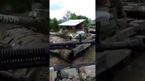Танки Т 62М с импровизированными защитными козырьками на башне и динамической защитой Контакт 1