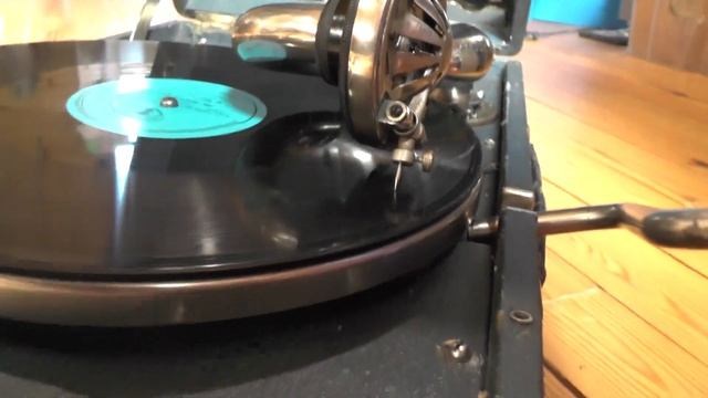 Играет Патефон НКМ смотреть онлайн