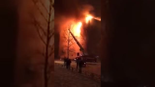 В Тюмени сгорел многоэтажный дом 08.02.2018 смотреть онлайн
