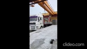 Загрузка плит на заводе
