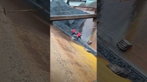 Строительство, разгрузка баржи