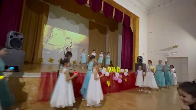 Танцевальный номер "Ты подарила мне свет!"