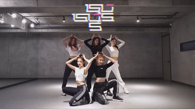 ITZY (있지) - 'DALLA DALLA (달라달라)' dance practice mirrored