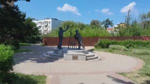 Пустой домик Циолковского и памятник отцам русской космонавтики в Калуге.